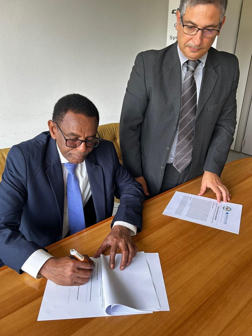 Wasiirka Deegaanka iyo Isbedelka Cimilada ee DKGS oo Hawlo Shaqo u Jooga Dalka Talyaaniga ayaa heshiis Istiraatiijyada ee wax wada qabsi kula galay Magaalada Milano, Dalka Talyaaniga Madaxa Shirkadda Aeromatic3D Mr Paolo Marras (CEO) ee Soo saarta Dayaaradaha Daroonka oo loo adeegsado in lagu abuuro miraha dhirta iyo abuurka Beeraha.